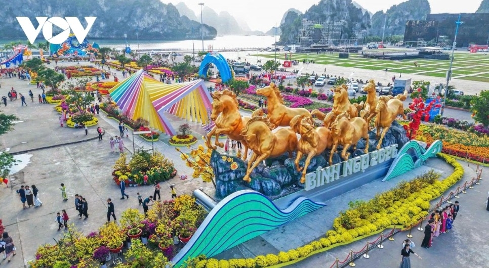 Giant “Eight Horses” installation draws visitors at Ha Long Bay flower boulevard